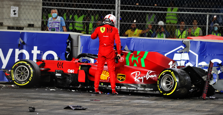 Heftige beelden: Leclerc crasht en heeft veel schade aan zijn wagen