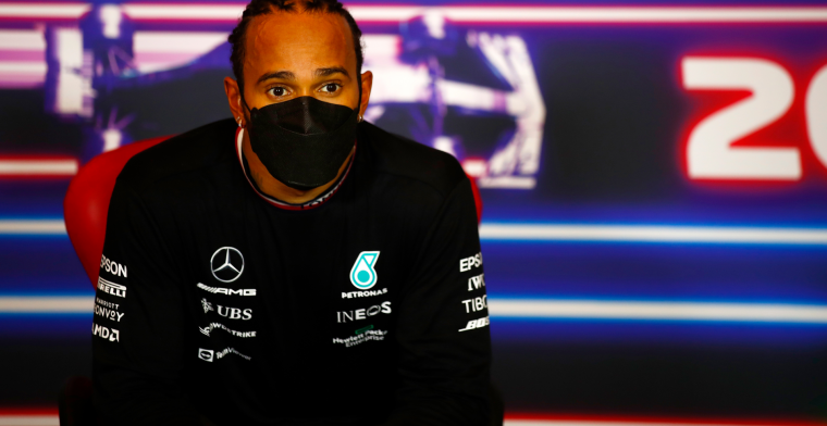 Hamilton trapt na richting Verstappen: 'Hij houdt er andere regels op na'