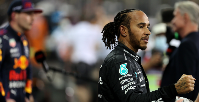 Hamilton wijst naar Verstappen: 'Ik ben dankbaar'