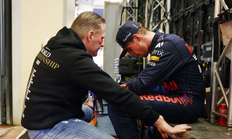 Verstappen Blikt Lachend Terug: 'Wil Nu Nog Wel Eens Op Mijn Helm Slaan ...