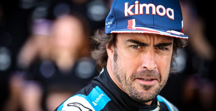Alonso wijst naar Hamilton: 'Sindsdien is men verbaasd over mijn geluk'
