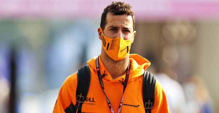 Ricciardo keek in Abu Dhabi naar Verstappen: 'Hoe kan dit gebeuren?'