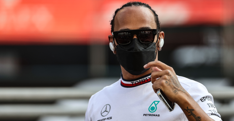 Hamilton zit na maandenlange stilte weer achter Mercedes-stuur