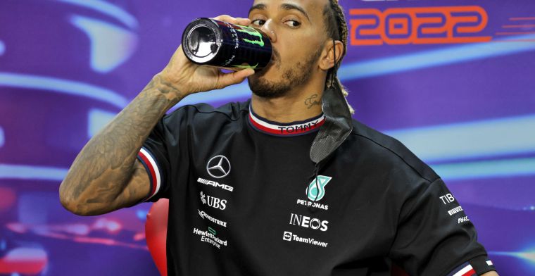 Hamilton reageert niet op 'karma' voor Verstappen in Bahrein