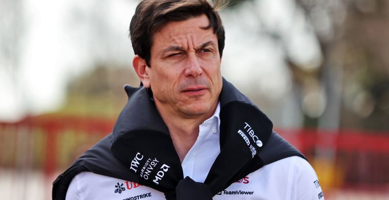 Wolff betwijfelt of krachtbron Mercedes tekort schiet: 'Nog niet oordelen'
