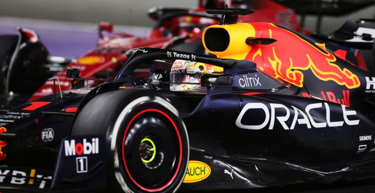 Verstappen lacht om duel: 'Helaas kan dat met Formule 1-wagens niet meer'