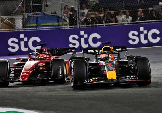 Analyse | Hoe Verstappen leerde van 2021 om Leclerc te verslaan in Jeddah