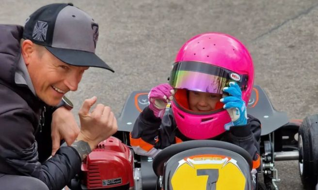 F1 Social Stint | Dochter Raikkonen treed in zijn voetsporen op de kartbaan