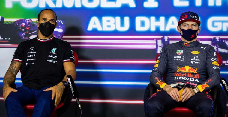 Verstappen en Hamilton naast elkaar tijdens de persconferentie in Australië