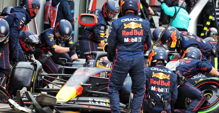 Red Bull loopt in op McLaren in gevecht in pitstraat