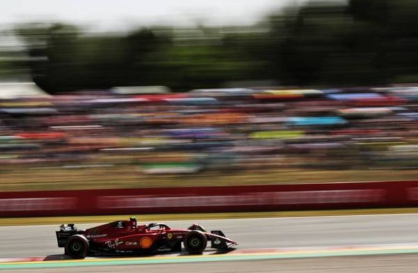 Carlos Sainz spint opnieuw: Ferrari-coureur verliest controle in thuisrace