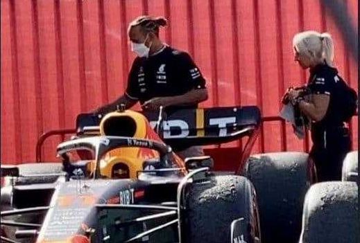 Mercedes ontkent dat Hamilton aan de RB18 zat tijdens Parc Fermé
