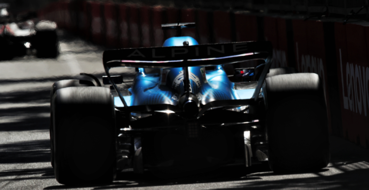 Alonso troeft Verstappen in pitstraat met kleine voorsprong af
