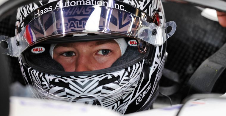 Mazepin neemt het op voor Schumacher: 'Daar ga je niet beter door rijden'