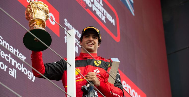 Sainz trekt eigen plan bij Ferrari: 'Ze zien Leclerc als titelkandidaat'