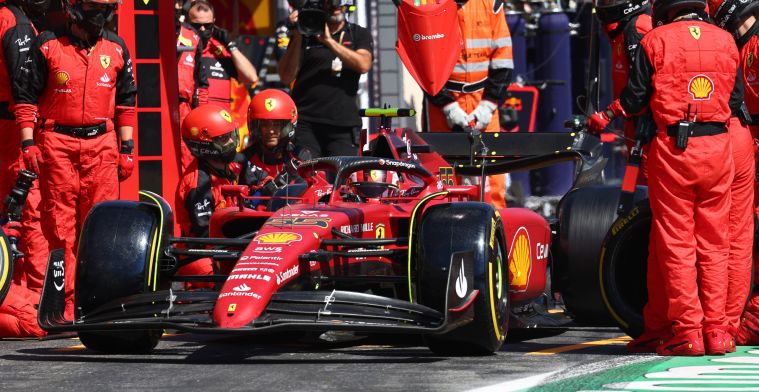 Beide Ferrari-coureurs in de fout: Sainz reed door rood licht bij stop