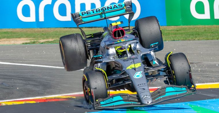 Hamilton deelt verkapte sneer uit aan Alonso met gesigneerde Mercedes-pet