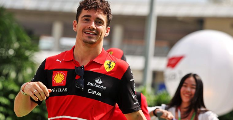 Leclerc met opmerkelijk gouden helm in actie tijdens GP van Singapore