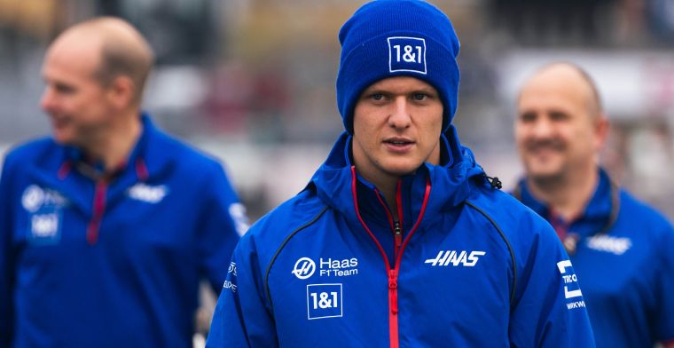 Schumacher helpt eigen gesprekken met Haas om zeep met crash in Japan
