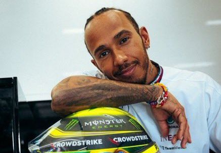 Hamilton introduceert speciale helm voor tweede thuisrace van het seizoen