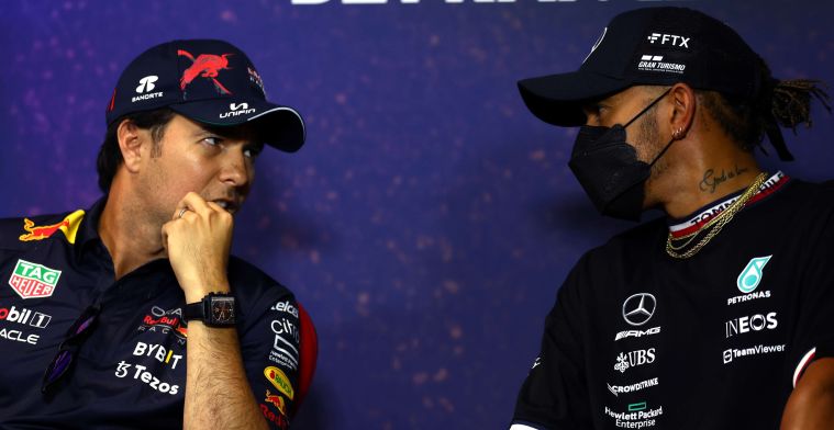 Perez en Hamilton naast elkaar tijdens persconferentie in Jeddah