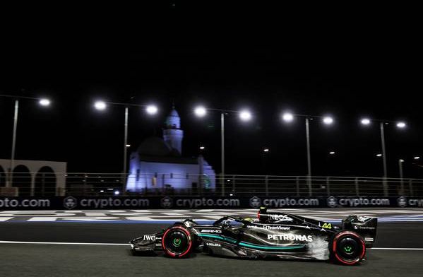 Hamilton worstelt met Mercedes: 'Een moeilijke auto om mee te rijden'