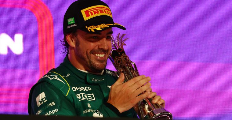 Mercedes brengt trofee van Alonso terug in stijl bij Aston Martin