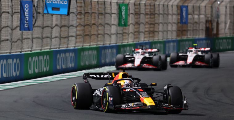 F1-commentator: ‘Titelgevecht tussen Verstappen en Perez te veel gevraagd’