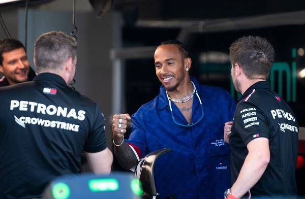 Hamilton wuift Ferrari-geruchten weg: Contract is bijna klaar