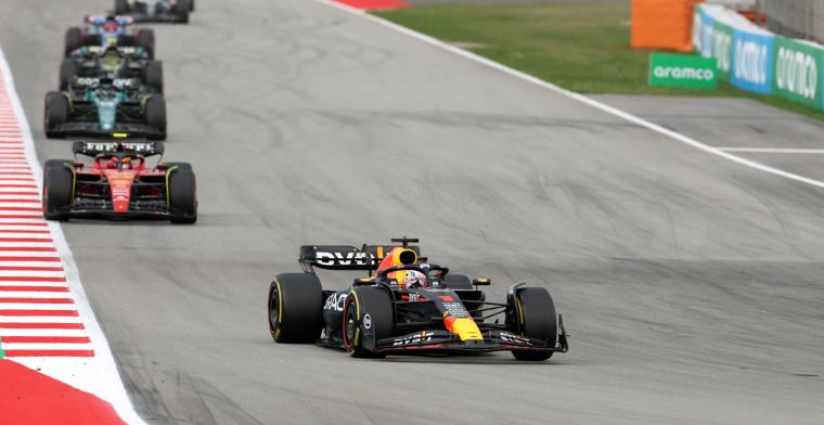 Verstappen declasseert gehele F1-grid en wint met grote overmacht in Spanje