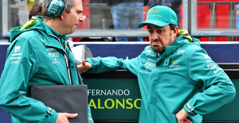 Alonso geeft Szafnauer nog een trap na: 'Hij moet helemaal niet praten'