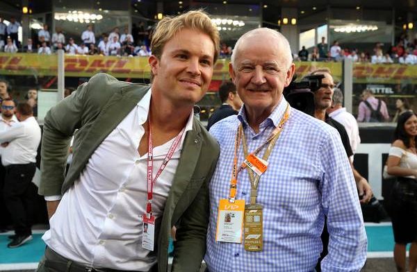 Rosberg plaagt Verstappen met 'selfie-vloek' in Singapore