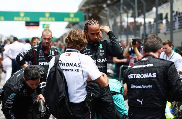 Hamilton klaar met zijn Mercedes: 'Nog twee races met dit ding'