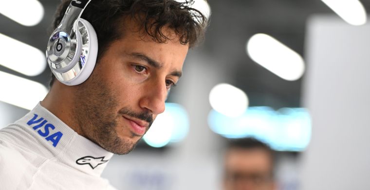 Hevige kritiek op Ricciardo: 'Dat zie je Verstappen toch ook niet doen?'