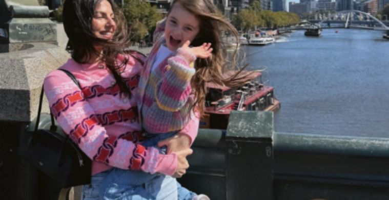 Kelly Piquet en Penelope 'debuteren' in Australië en genieten volop