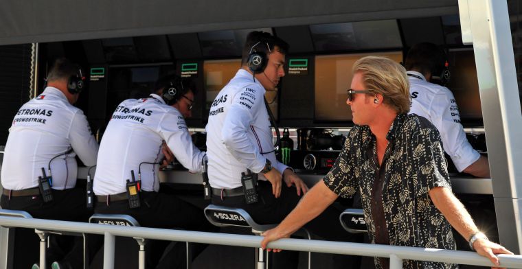 Rosberg onthult: 'Mercedes liet Hamilton en mij de crashes zelf betalen'