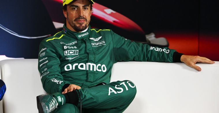 Alonso hekelt Hamilton na crash in bocht één: ''Hij kwam uit het niets''