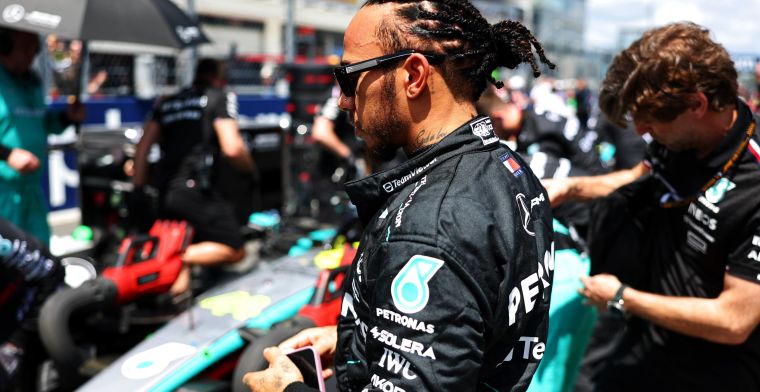 Zoveel te hard reed Hamilton door de pitstraat in Miami